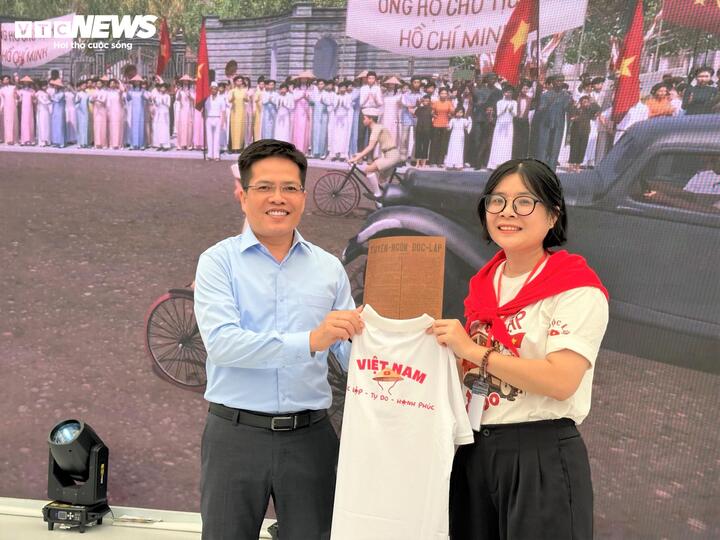 Cựu chiến binh Đặng Giang Giang tặng quà đặc biệt tại triển lãm “ Trở về thời khắc thiêng liêng ” - Ảnh 3.