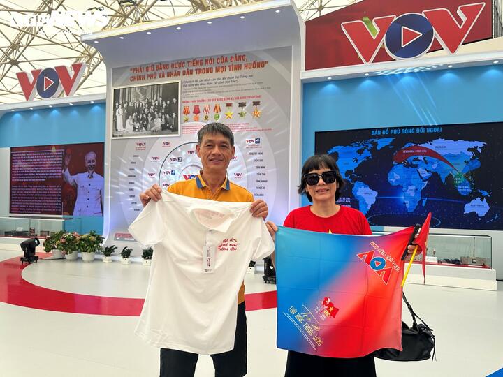 Cựu chiến binh Đặng Giang Giang tặng quà đặc biệt tại triển lãm “ Trở về thời khắc thiêng liêng ” - Ảnh 4.