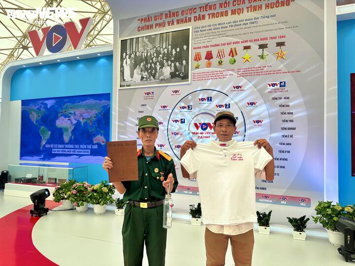 Cựu chiến binh Đặng Giang Giang tặng quà đặc biệt tại triển lãm “ Trở về thời khắc thiêng liêng ” - Ảnh 5.