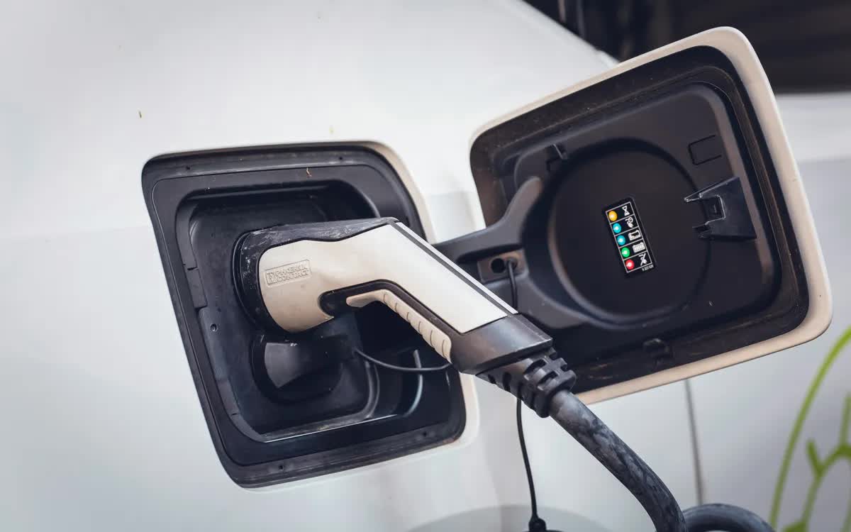 Cuộc đua ph&aacute;t triển pin xe điện - Ảnh 1.