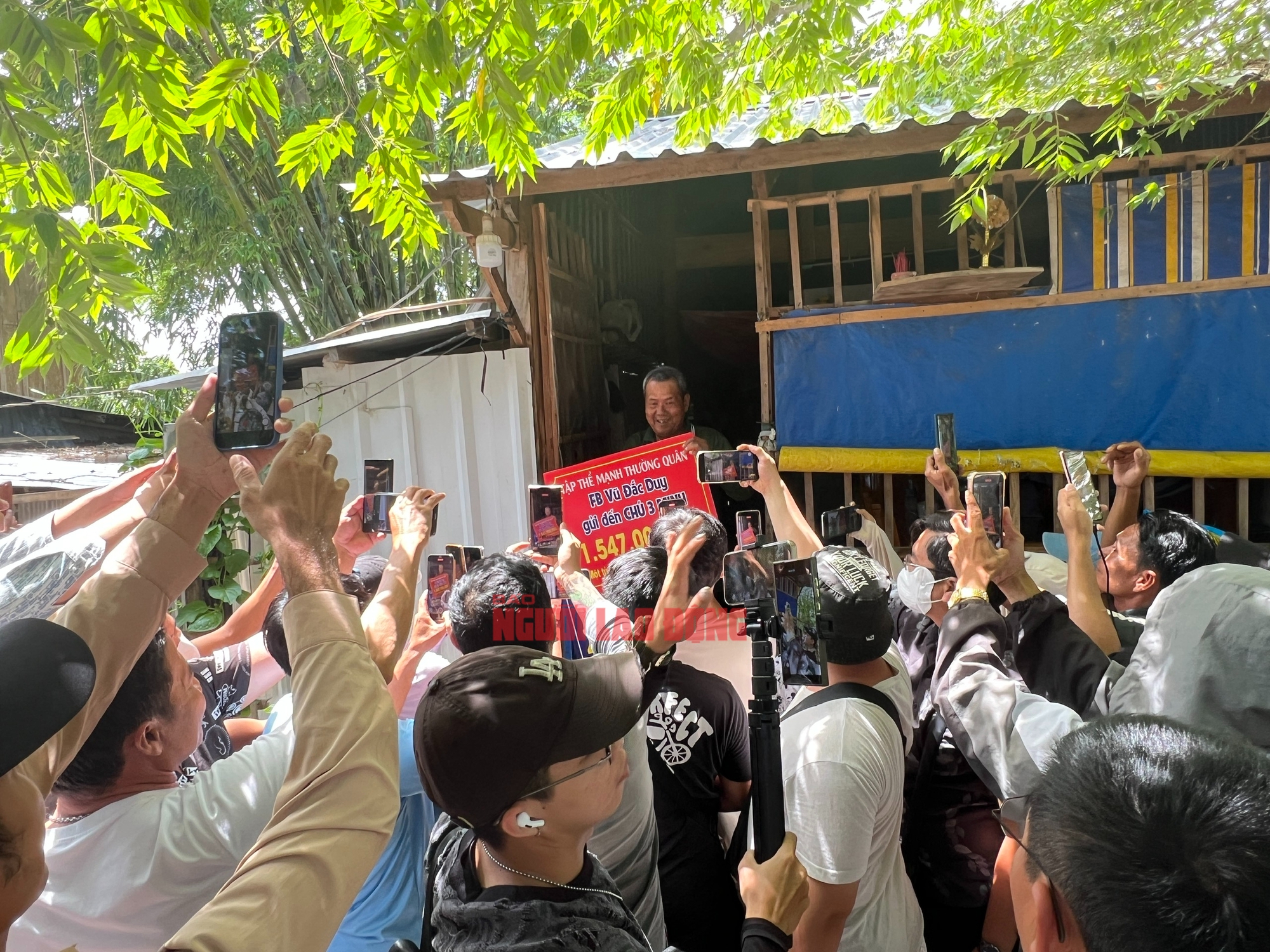 Ông Ba Minh - từ nhân vật được thương cảm thành hiện tượng bất đắc dĩ của mạng xã hội- Ảnh 4. Ông Ba Minh - từ nhân vật được thương cảm thành hiện tượng bất đắc dĩ của mạng xã hội- Ảnh 4.