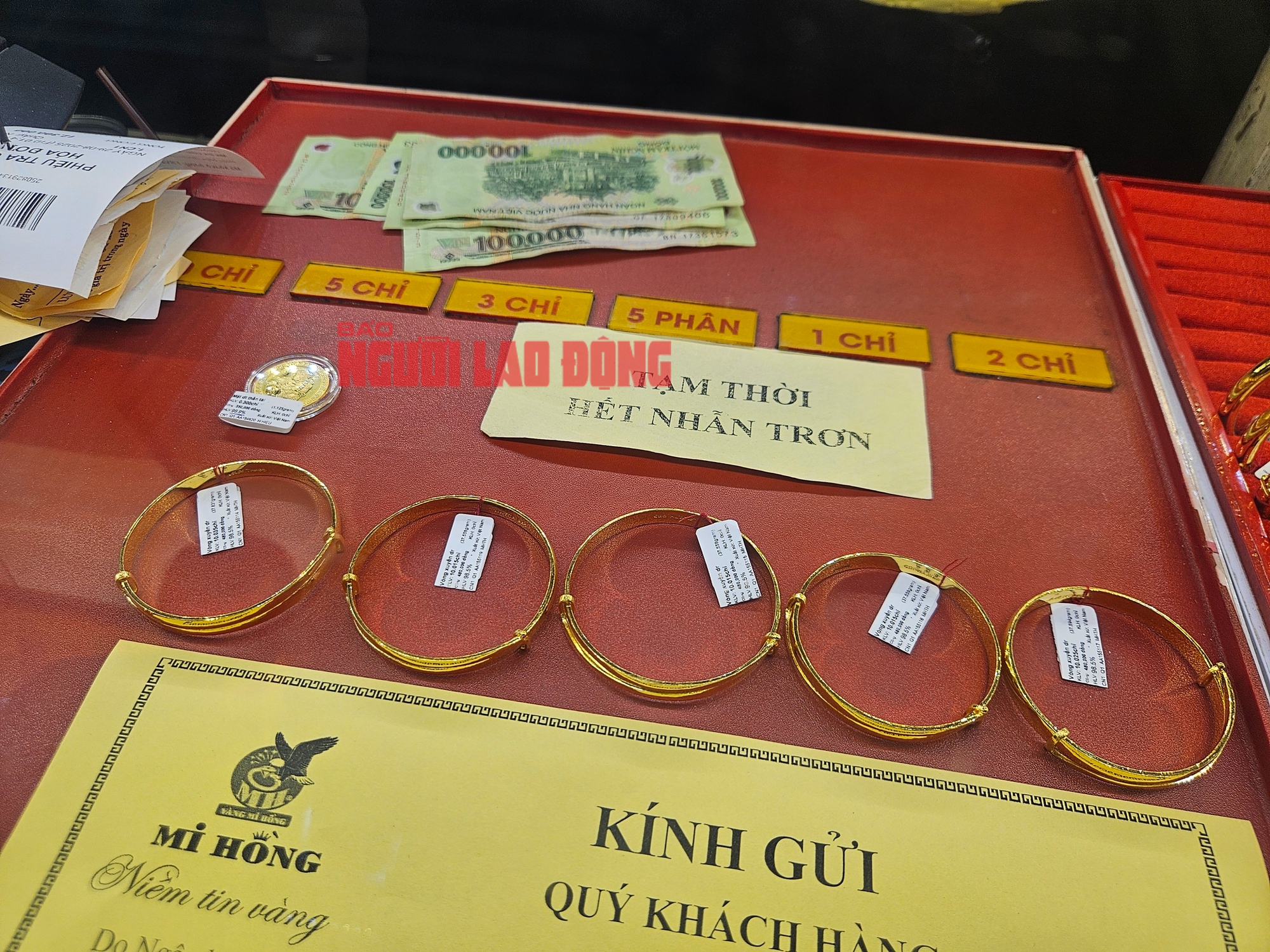 Khách xếp hàng mua vàng nhẫn tại TP HCM khi giá vàng lập đỉnh - Ảnh 8. Khách xếp hàng mua vàng nhẫn tại TP HCM khi giá vàng lập đỉnh - Ảnh 8.