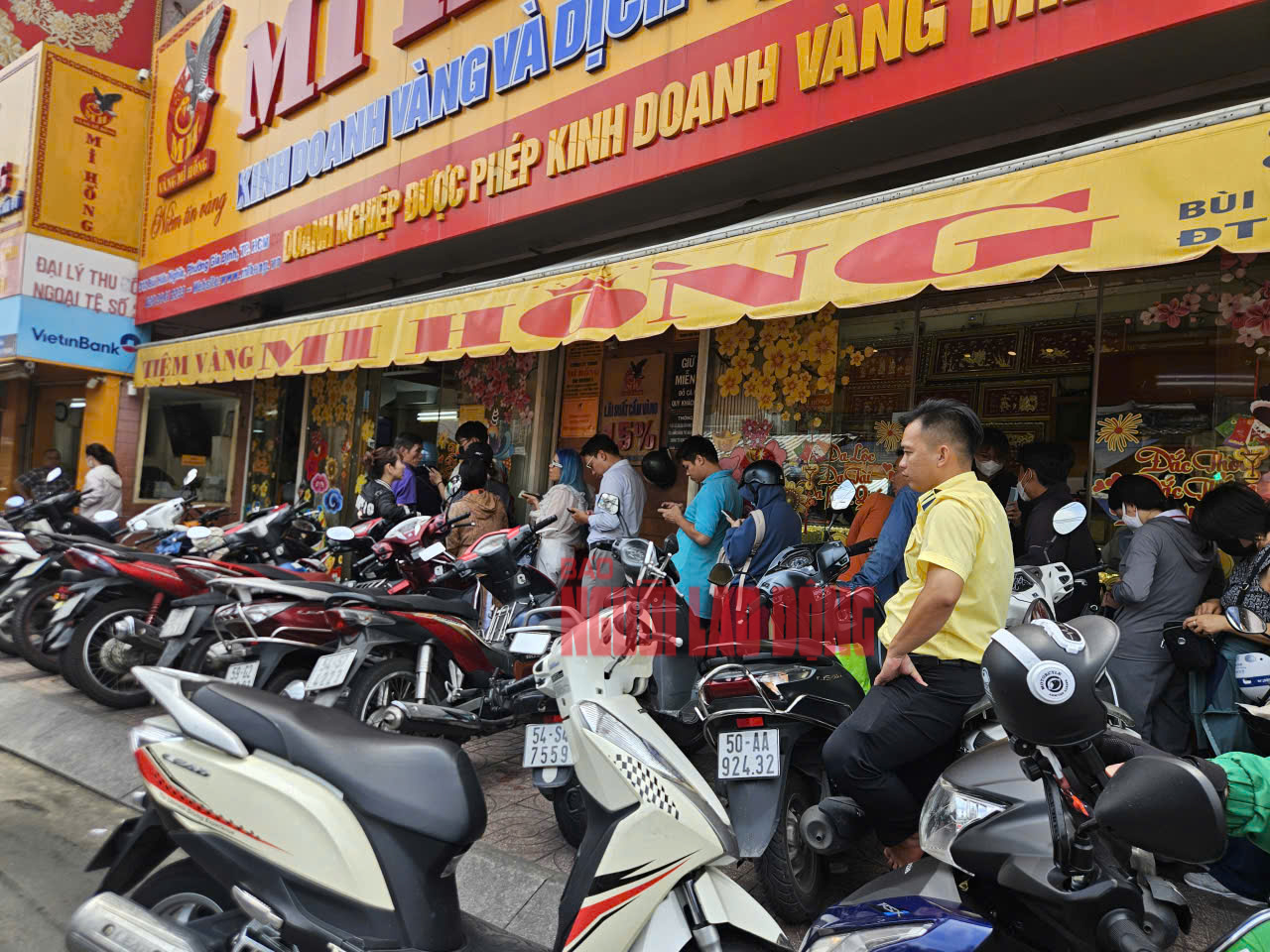 Khách xếp hàng mua vàng nhẫn tại TP HCM khi giá vàng lập đỉnh - Ảnh 4. Khách xếp hàng mua vàng nhẫn tại TP HCM khi giá vàng lập đỉnh - Ảnh 4.