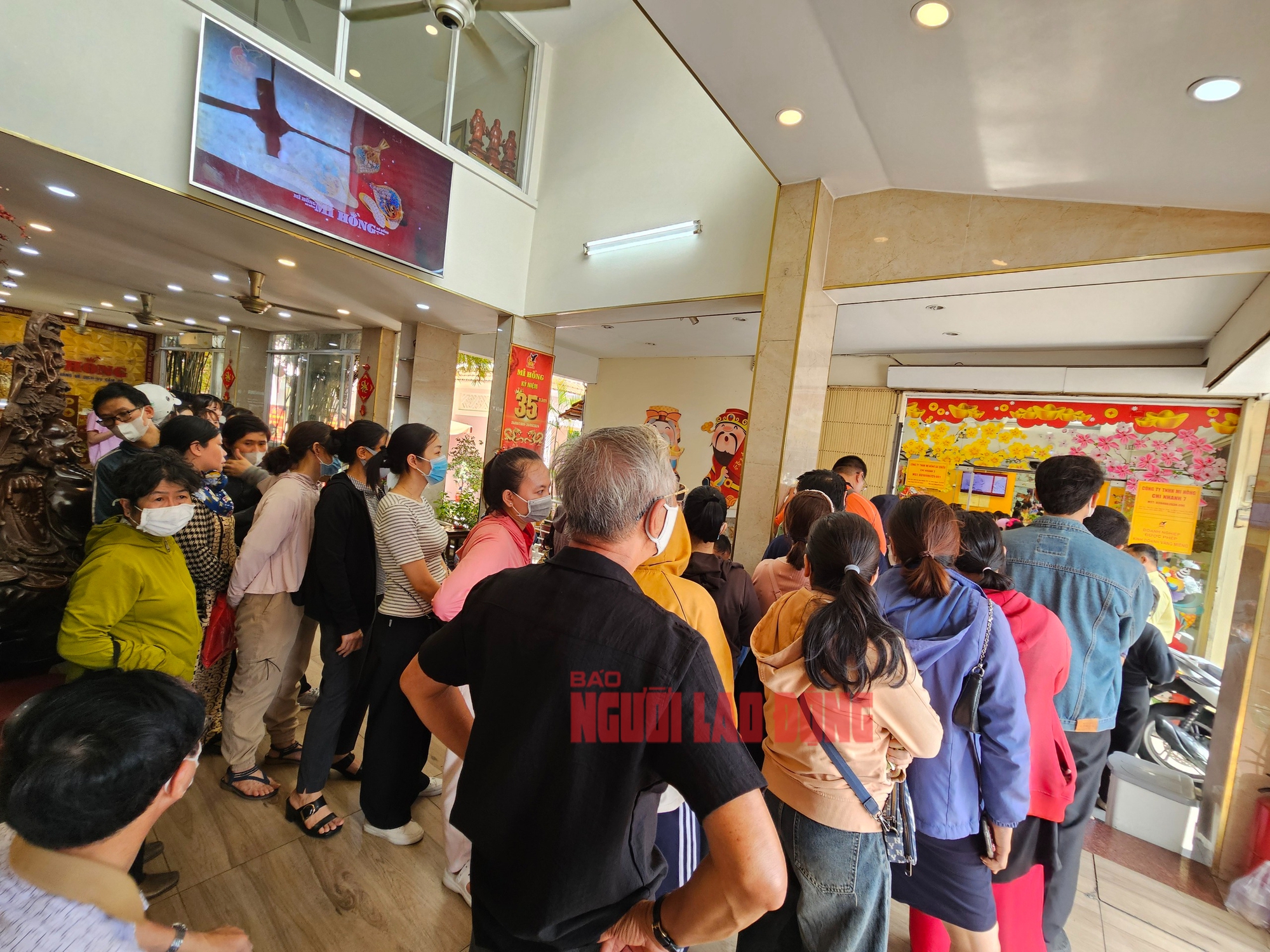 Khách xếp hàng mua vàng nhẫn tại TP HCM khi giá vàng lập đỉnh - Ảnh 2. Khách xếp hàng mua vàng nhẫn tại TP HCM khi giá vàng lập đỉnh - Ảnh 2.