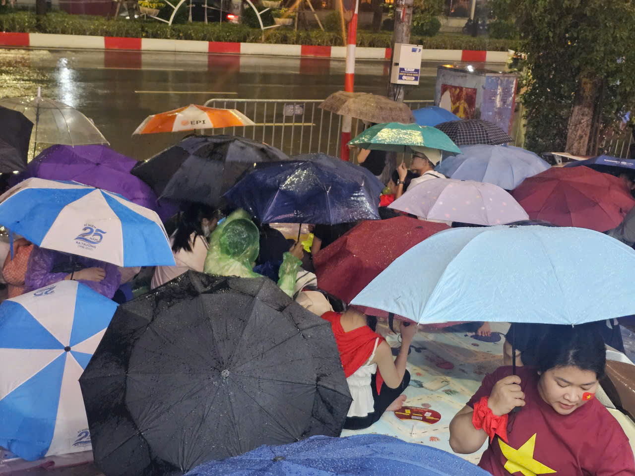 Hà Nội mưa to , hàng ngàn người chờ Tổng duyệt diễu hành A80 xuyên đêm - Ảnh 1. Hà Nội mưa to , hàng ngàn người chờ Tổng duyệt diễu hành A80 xuyên đêm - Ảnh 1.