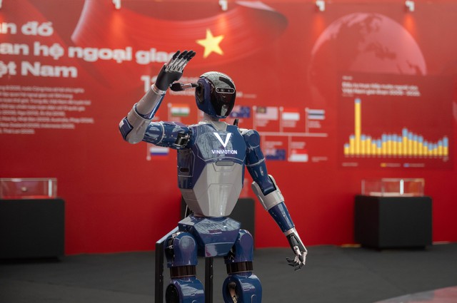 CLIP: Robot "made in Việt Nam" chuẩn Hoa hậu thân thiện, 1 ông chú tiến đến làm hành động bất ngờ - Ảnh 4. CLIP: Robot "made in Việt Nam" chuẩn Hoa hậu thân thiện, 1 ông chú tiến đến làm hành động bất ngờ - Ảnh 4.