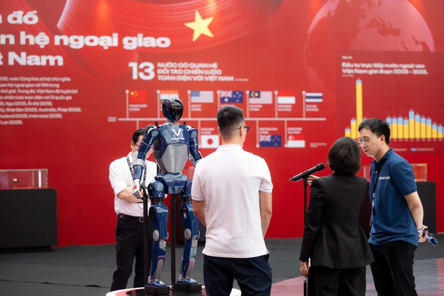 CLIP: Robot "made in Việt Nam" chuẩn Hoa hậu thân thiện, 1 ông chú tiến đến làm hành động bất ngờ - Ảnh 2. CLIP: Robot "made in Việt Nam" chuẩn Hoa hậu thân thiện, 1 ông chú tiến đến làm hành động bất ngờ - Ảnh 2.