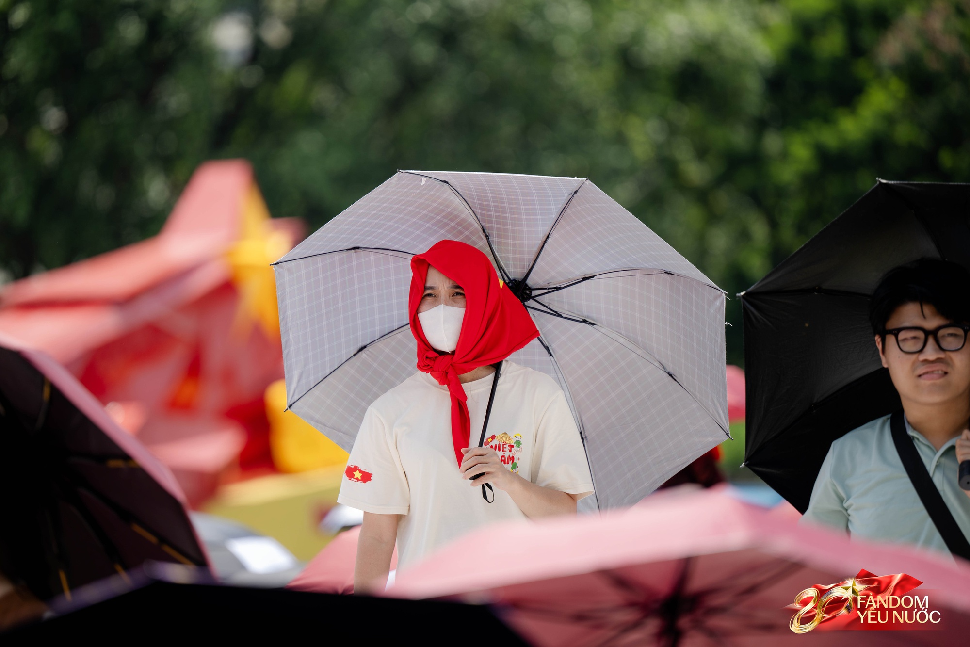 Muôn kiểu chống nắng của người dân khi xếp hàng nhận chỗ hàng chục tiếng trước giờ tổng duyệt A80- Ảnh 15. Muôn kiểu chống nắng của người dân khi xếp hàng nhận chỗ hàng chục tiếng trước giờ tổng duyệt A80- Ảnh 15.