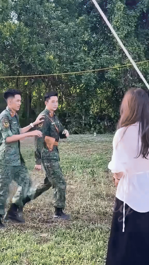 Thượng uý Lê Hoàng Hiệp được đồng đội Thượng uý Lê Hoàng Hiệp được đồng đội