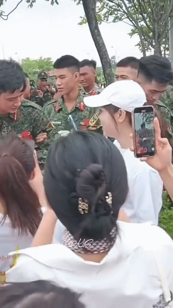 Thượng uý Lê Hoàng Hiệp được đồng đội Thượng uý Lê Hoàng Hiệp được đồng đội