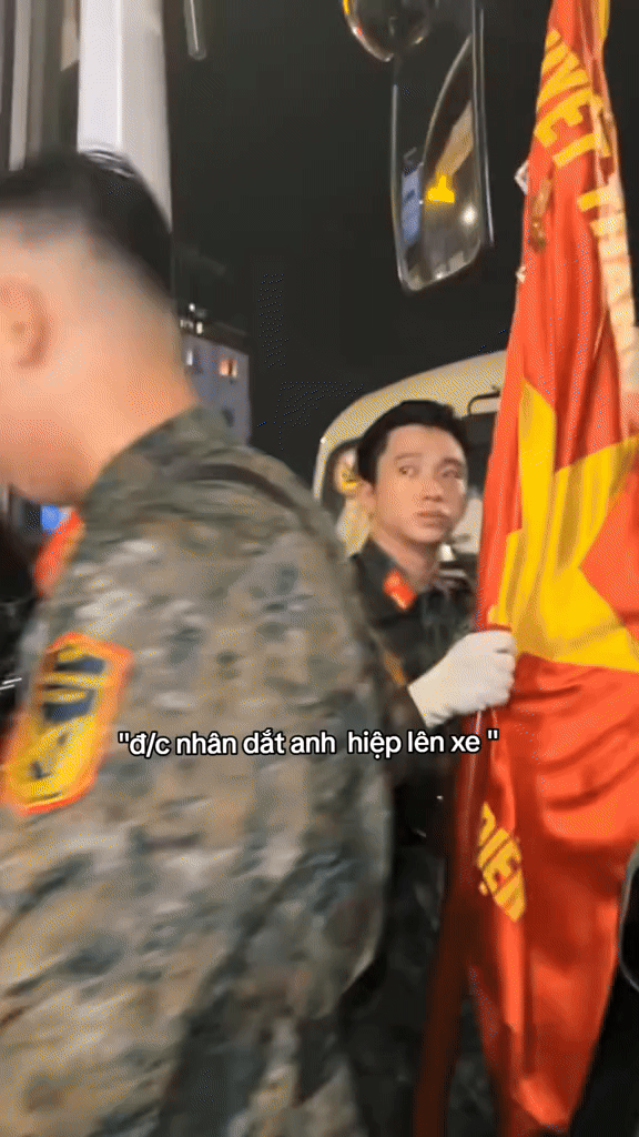 Thượng uý Lê Hoàng Hiệp được đồng đội Thượng uý Lê Hoàng Hiệp được đồng đội