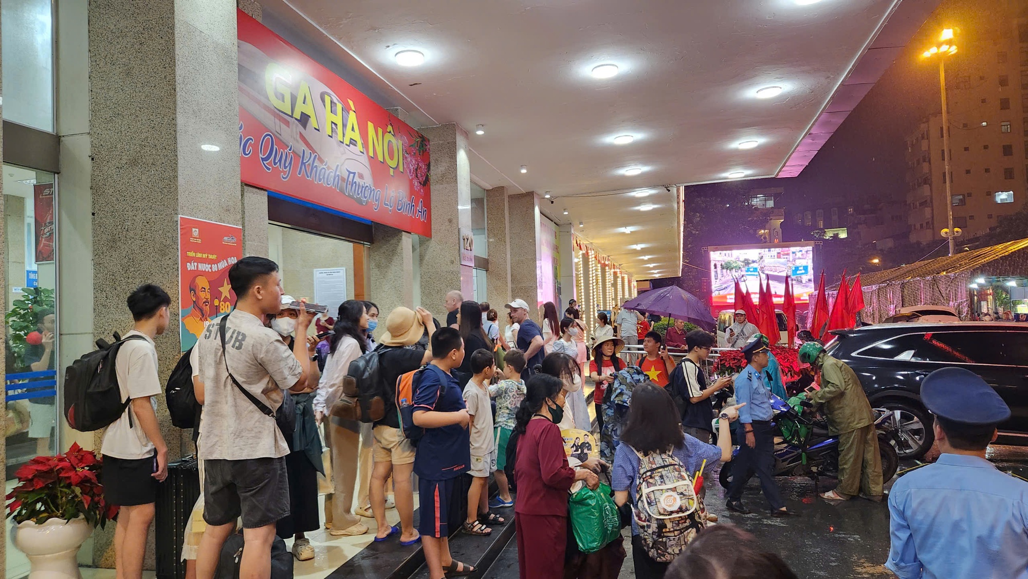 Hà Nội mưa to , hàng ngàn người chờ Tổng duyệt diễu hành A80 xuyên đêm - Ảnh 4.