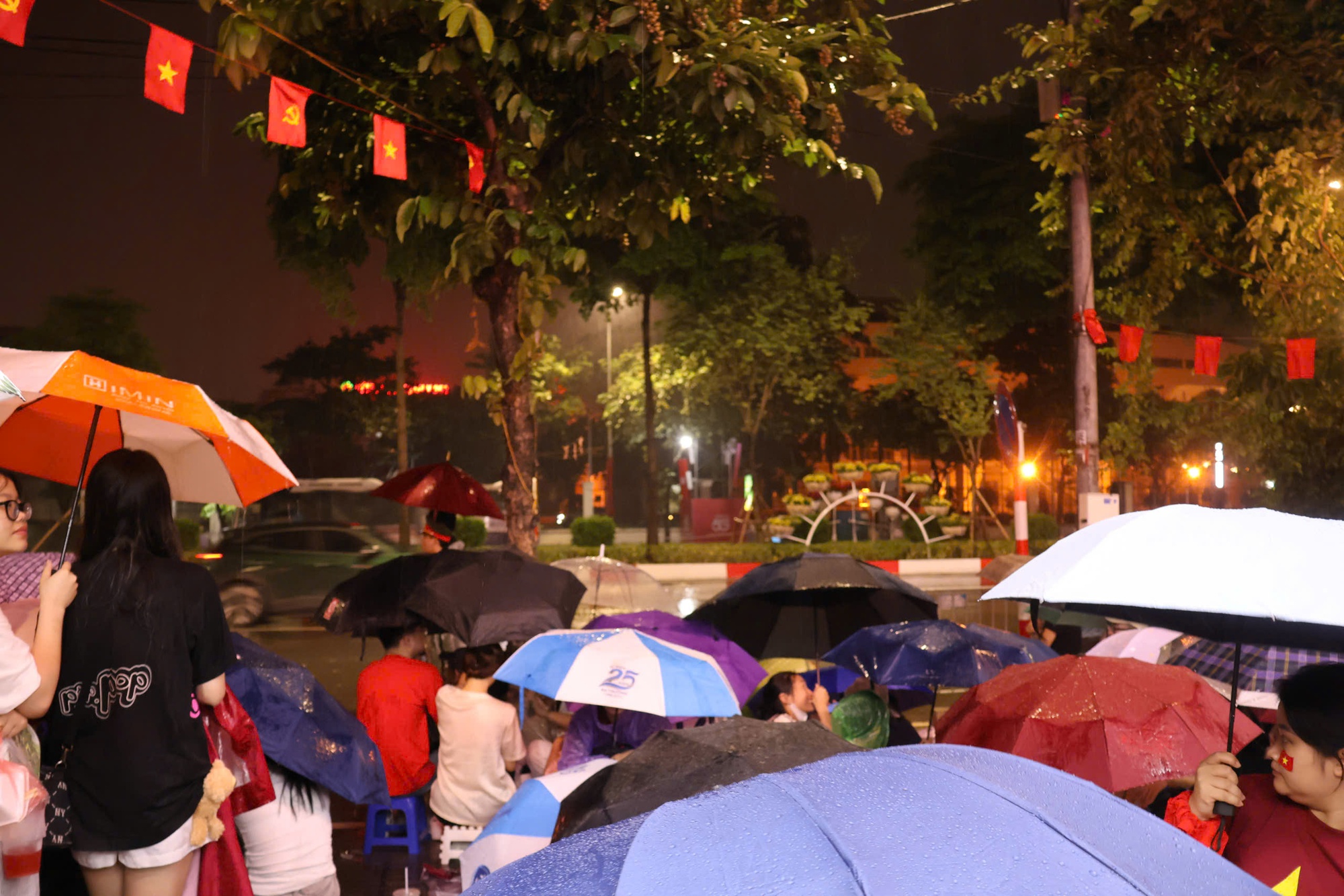 Hà Nội mưa to , hàng ngàn người chờ Tổng duyệt diễu hành A80 xuyên đêm - Ảnh 7.