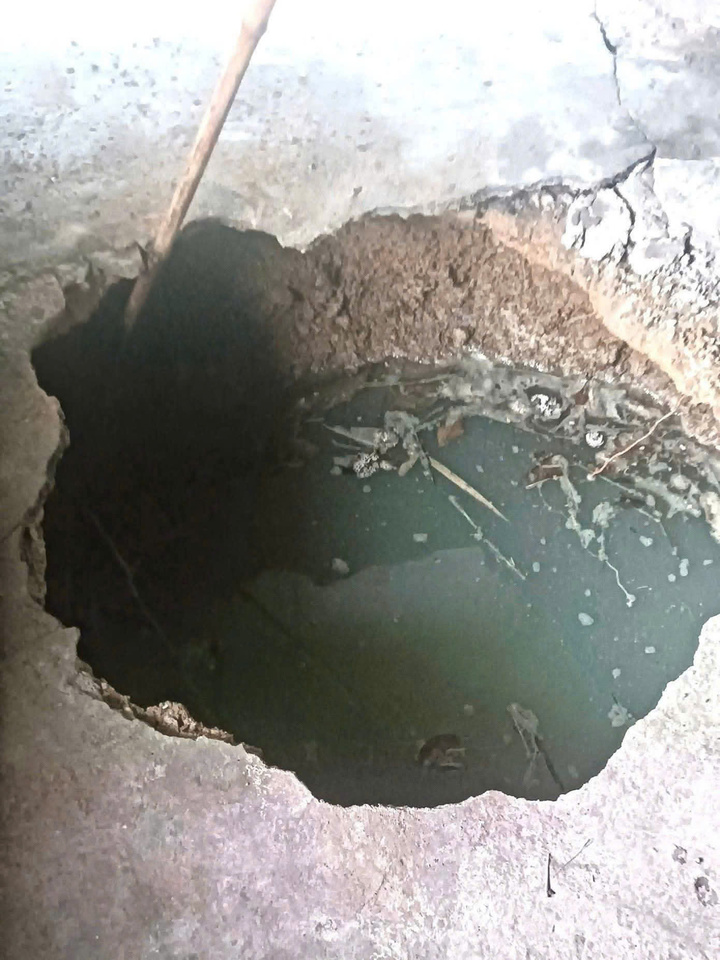 Hố tử thần không đáy xuất hiện tại Lạng Sơn , gia đình phải di dời khẩn cấp - Ảnh 1.