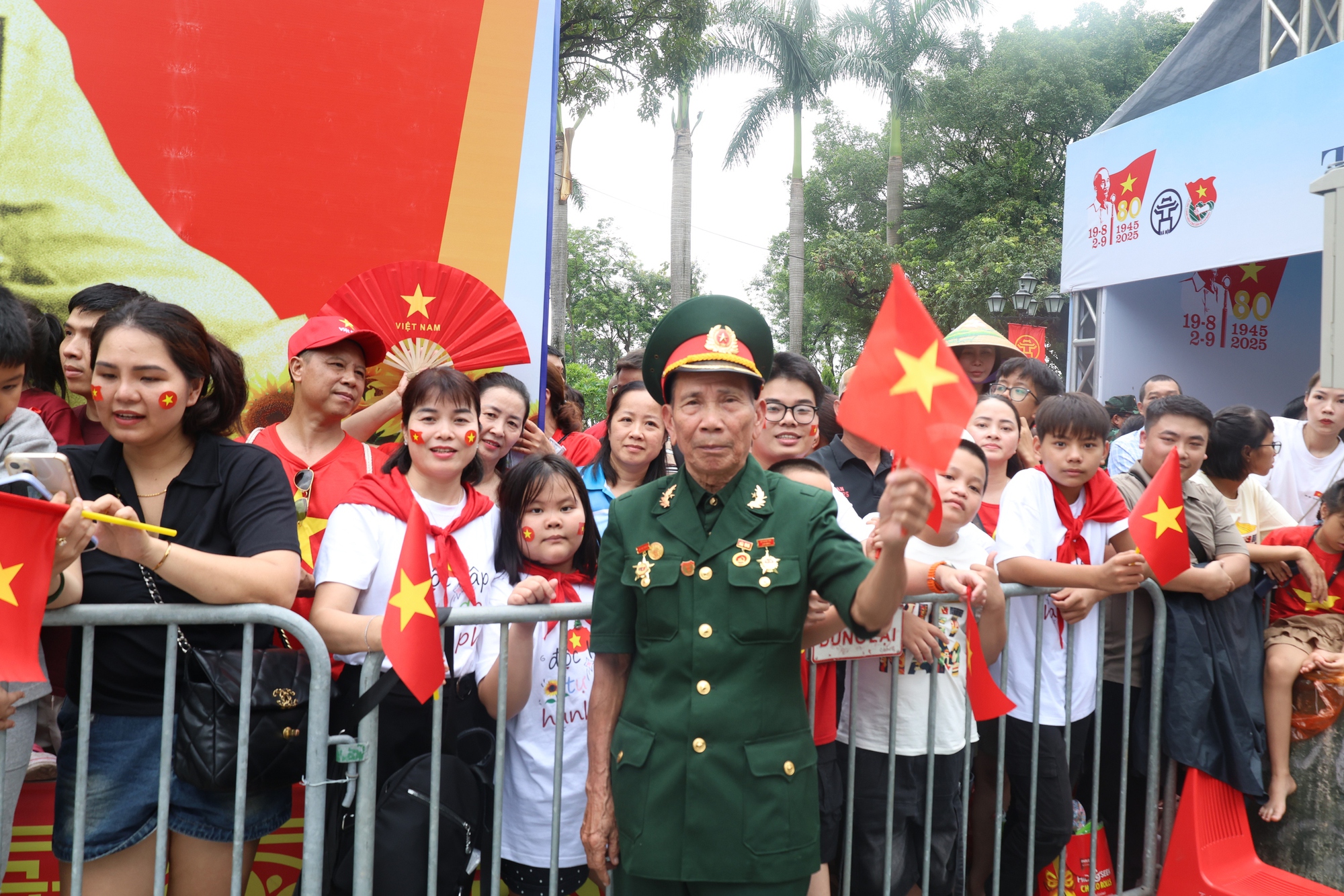 Ưu tiên chỗ ngồi cho cựu chiến binh và người già trong diễu binh A80 - Ảnh 1.