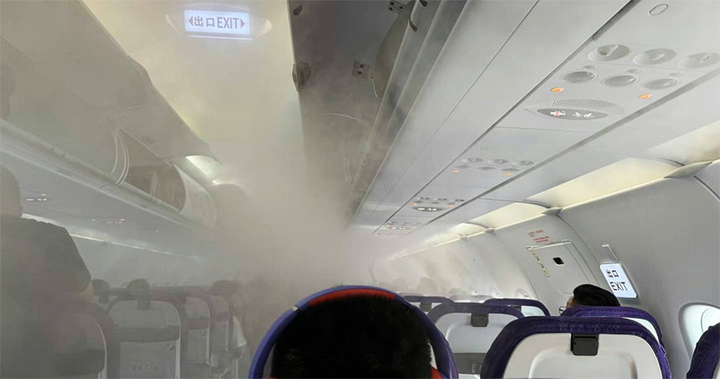 Hành khách phẫn nộ vì hãng hàng không lạnh như tủ đá và bán chăn - Ảnh 1.