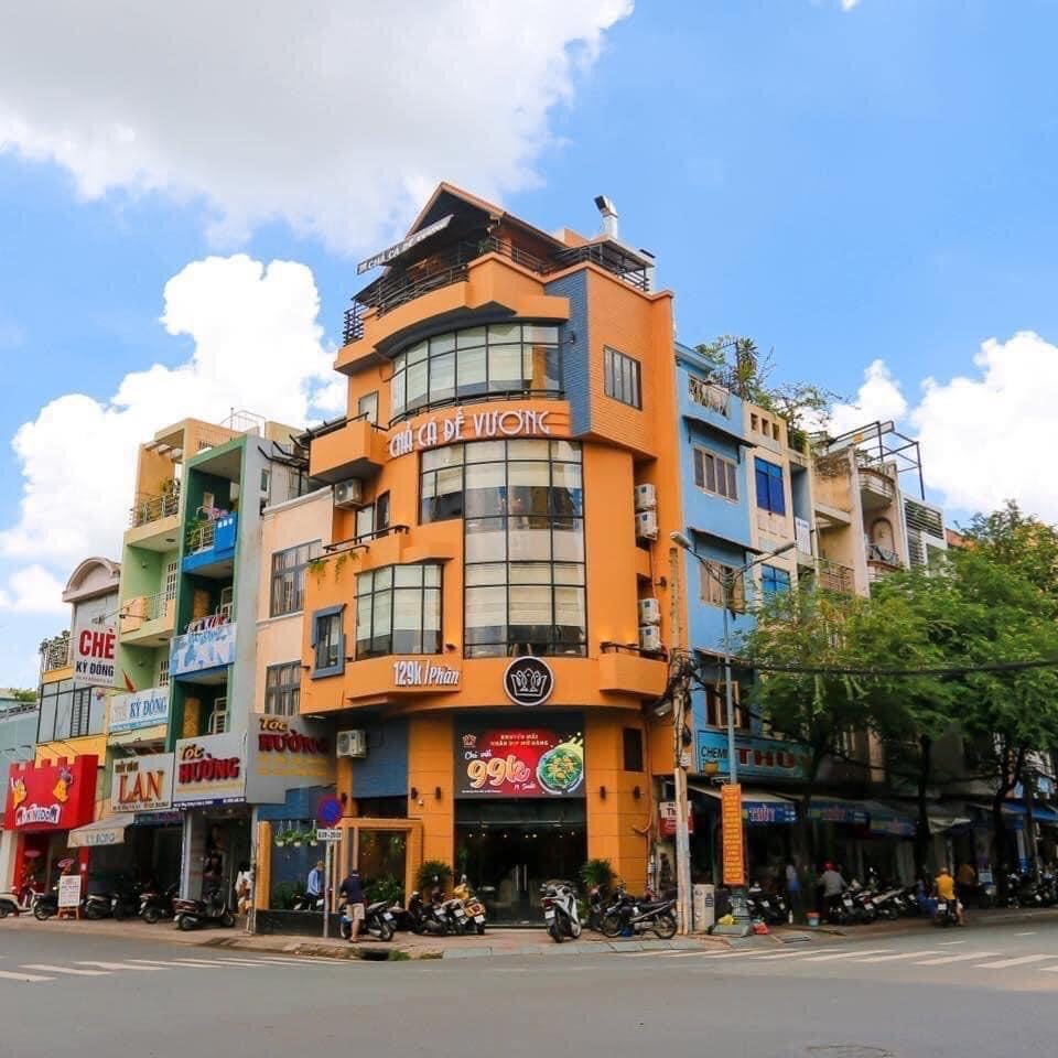Nam MC giàu nhất nhì Việt Nam: Ở nhà tiền tỷ, chủ nhà hàng 5 tầng 2 mặt tiền quận 3, 41 tuổi chưa vợ - Ảnh 2. Nam MC giàu nhất nhì Việt Nam: Ở nhà tiền tỷ, chủ nhà hàng 5 tầng 2 mặt tiền quận 3, 41 tuổi chưa vợ - Ảnh 2.