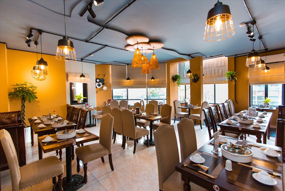 Nam MC giàu nhất nhì Việt Nam: Ở nhà tiền tỷ, chủ nhà hàng 5 tầng 2 mặt tiền quận 3, 41 tuổi chưa vợ - Ảnh 3. Nam MC giàu nhất nhì Việt Nam: Ở nhà tiền tỷ, chủ nhà hàng 5 tầng 2 mặt tiền quận 3, 41 tuổi chưa vợ - Ảnh 3.