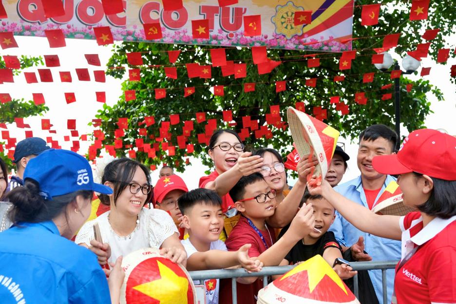 Nón lá, quạt giấy và 80.000 điểm Viettel++: Những món quà mang đúng tinh thần ngày lễ toàn dân - Ảnh 2. Nón lá, quạt giấy và 80.000 điểm Viettel++: Những món quà mang đúng tinh thần ngày lễ toàn dân - Ảnh 2.