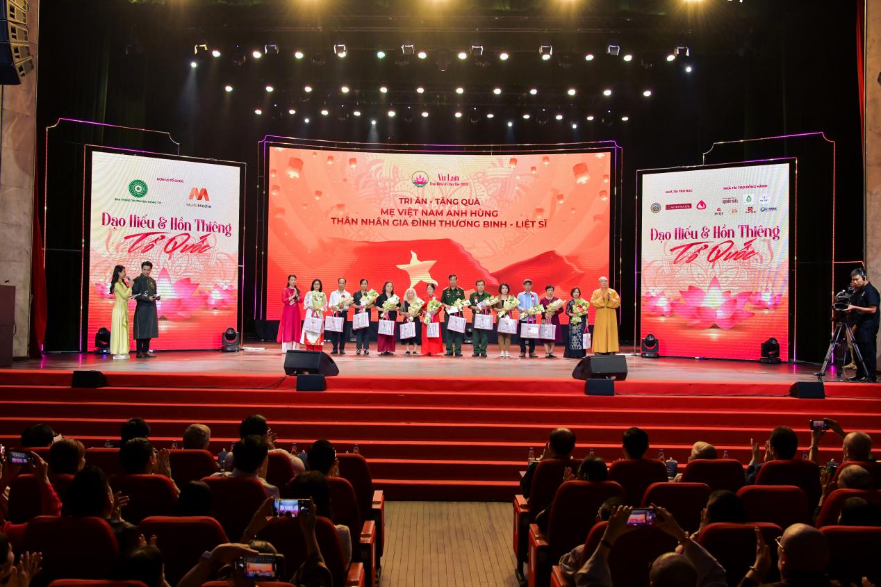 Chương trình Vu Lan 2025 ghi dấu ấn với những màn trình diễn xúc động - Ảnh 4.