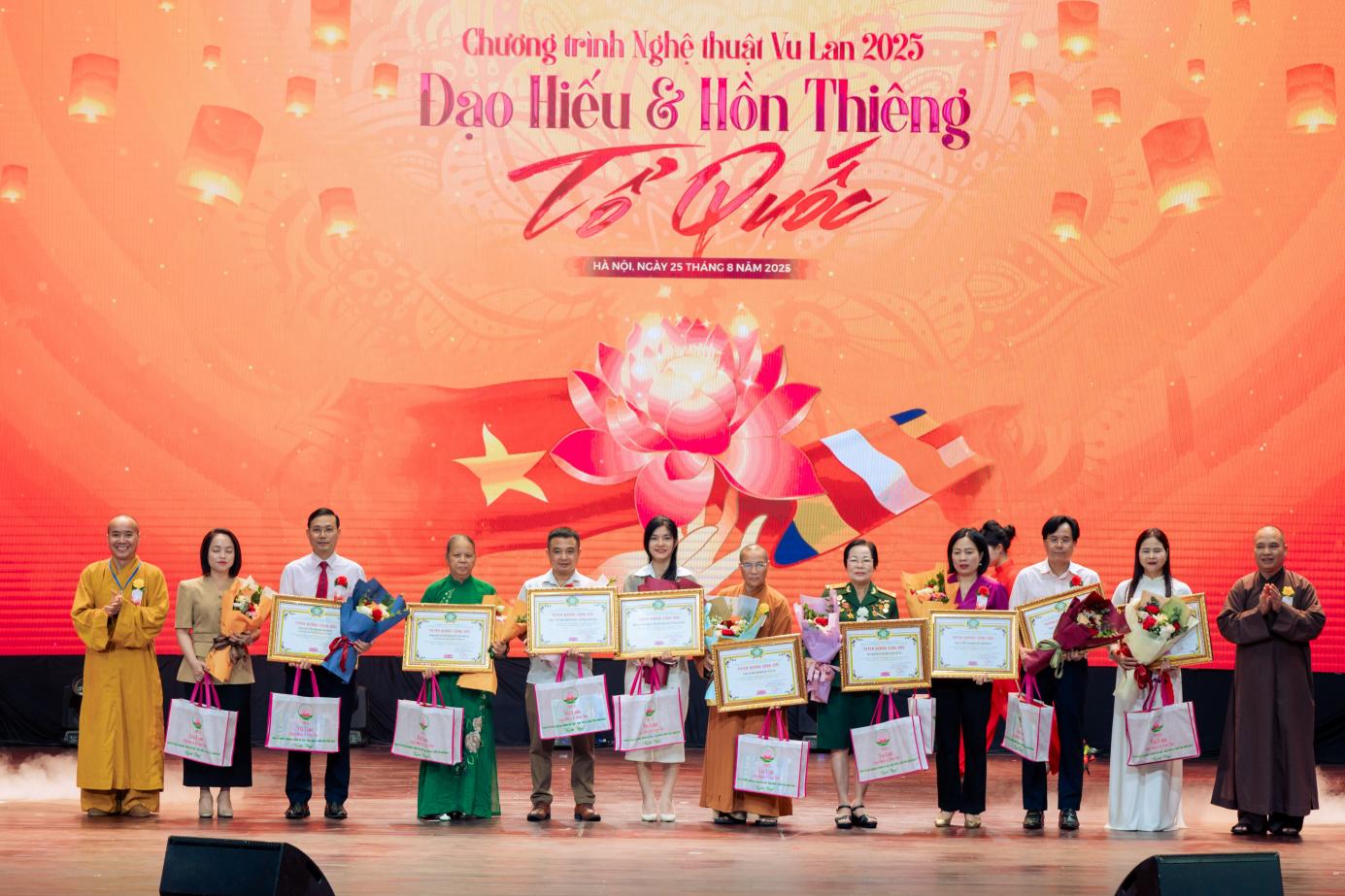 Vu Lan 2025: Đạo hiếu & Dân tộc – Hồn thiêng Tổ quốc - Ảnh 4. Vu Lan 2025: Đạo hiếu & Dân tộc – Hồn thiêng Tổ quốc - Ảnh 4.