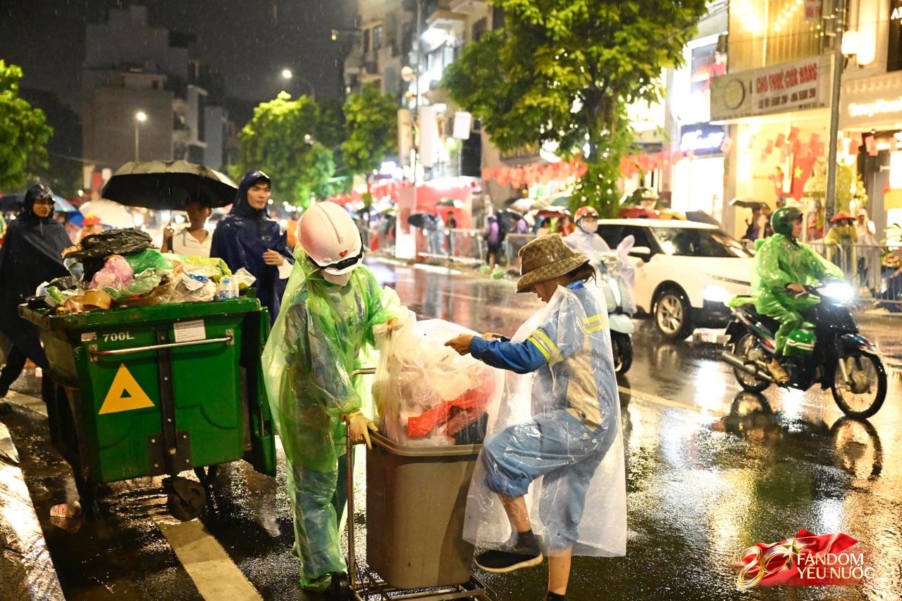 Bắt đầu cấm đường phục vụ tổng duyệt A80, nhiều người đã gửi xe đi bộ tìm chỗ "cắm trại" xuyên đêm- Ảnh 19. Bắt đầu cấm đường phục vụ tổng duyệt A80, nhiều người đã gửi xe đi bộ tìm chỗ "cắm trại" xuyên đêm- Ảnh 19.