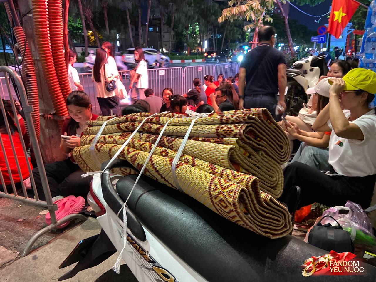 Bắt đầu cấm đường phục vụ tổng duyệt A80, nhiều người đã gửi xe đi bộ tìm chỗ "cắm trại" xuyên đêm- Ảnh 27. Bắt đầu cấm đường phục vụ tổng duyệt A80, nhiều người đã gửi xe đi bộ tìm chỗ "cắm trại" xuyên đêm- Ảnh 27.
