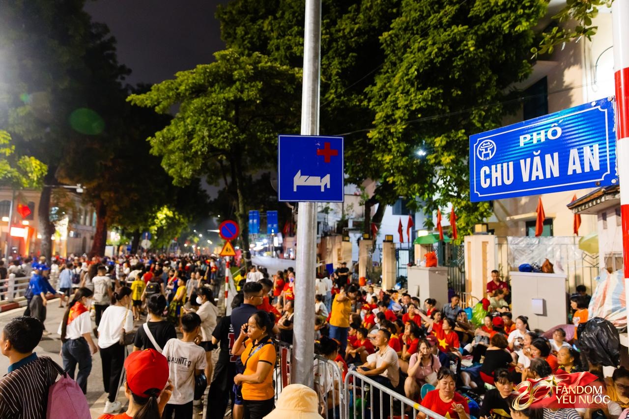 Chưa từng có: Phố phường Hà Nội hóa sân khấu, biển người hát vang xuyên đêm chờ tổng duyệt A80- Ảnh 3.