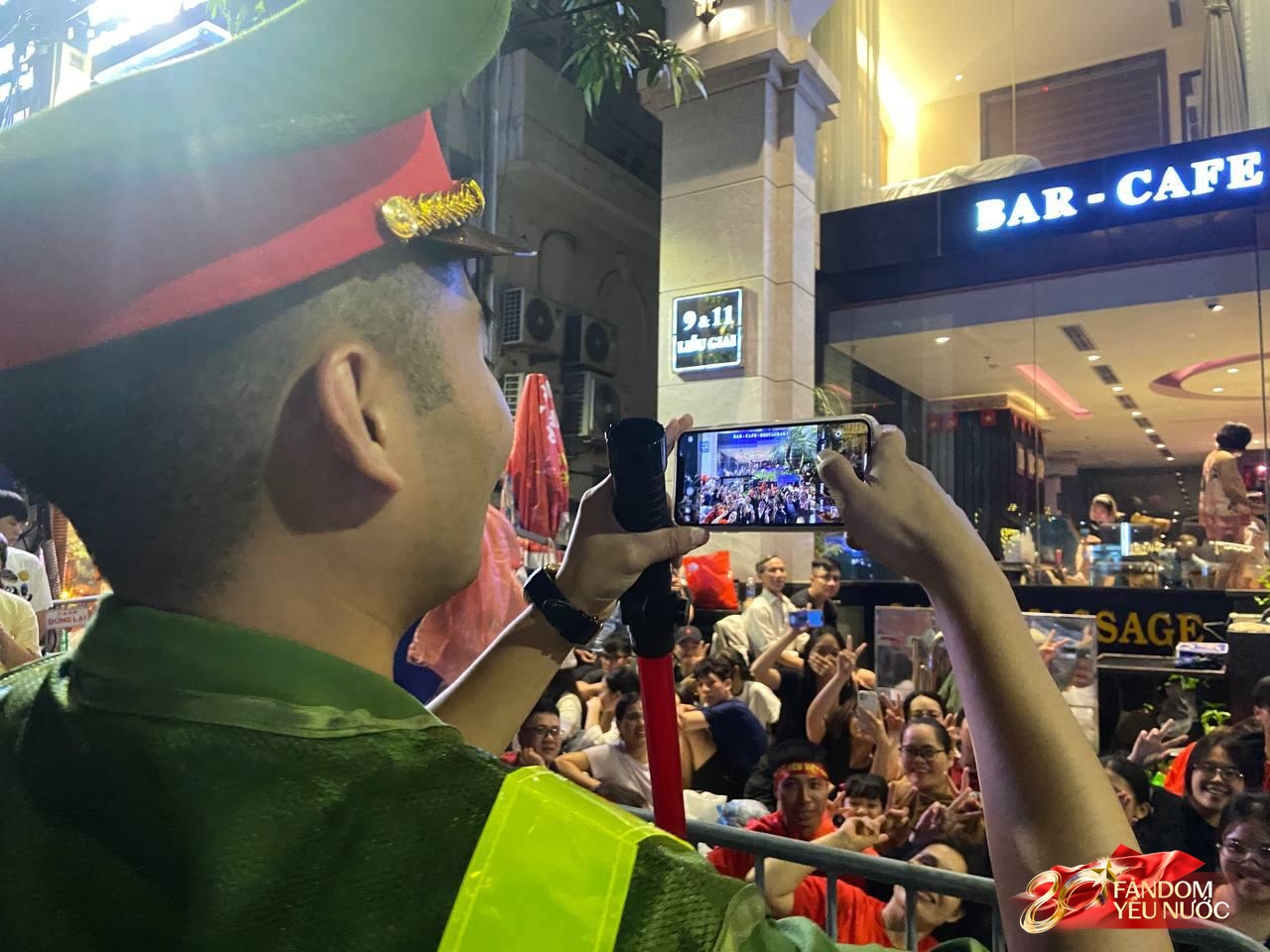 Chưa từng có: Phố phường Hà Nội hóa sân khấu, biển người hát vang xuyên đêm chờ tổng duyệt A80- Ảnh 7.