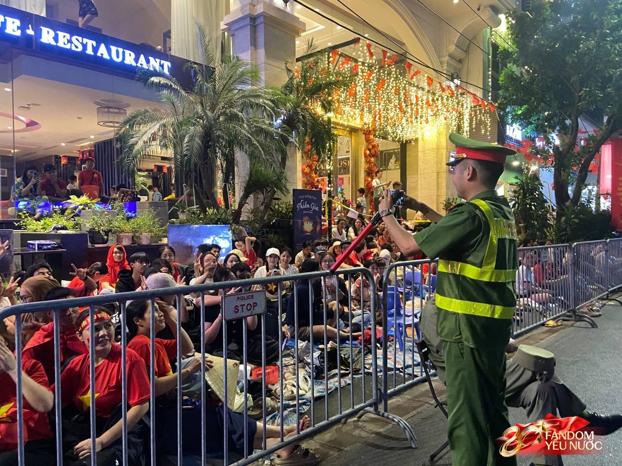 Chưa từng có: Phố phường Hà Nội hóa sân khấu, biển người hát vang xuyên đêm chờ tổng duyệt A80- Ảnh 8.