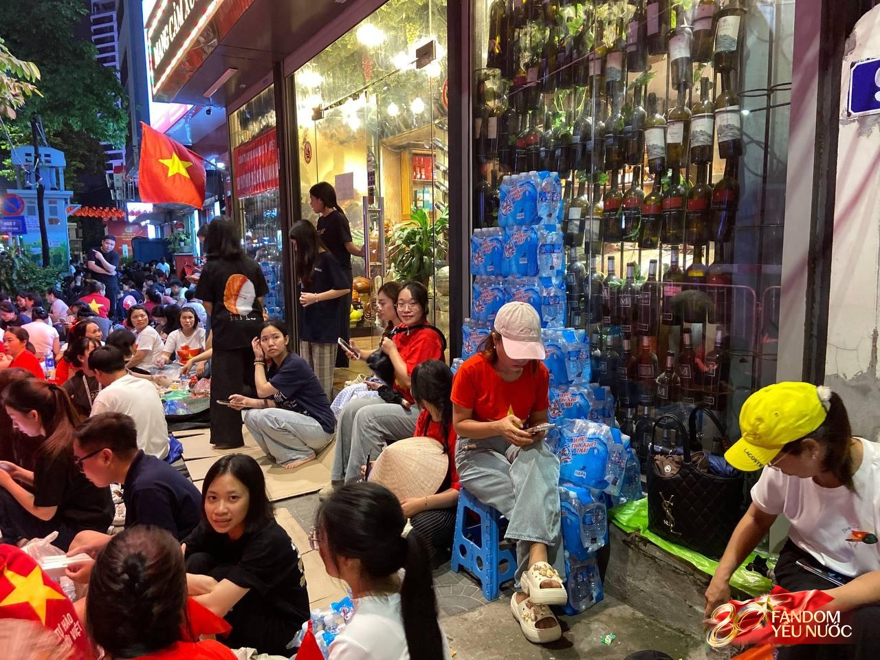 Bắt đầu cấm đường phục vụ tổng duyệt A80, nhiều người đã gửi xe đi bộ tìm chỗ "cắm trại" xuyên đêm- Ảnh 28. Bắt đầu cấm đường phục vụ tổng duyệt A80, nhiều người đã gửi xe đi bộ tìm chỗ "cắm trại" xuyên đêm- Ảnh 28.
