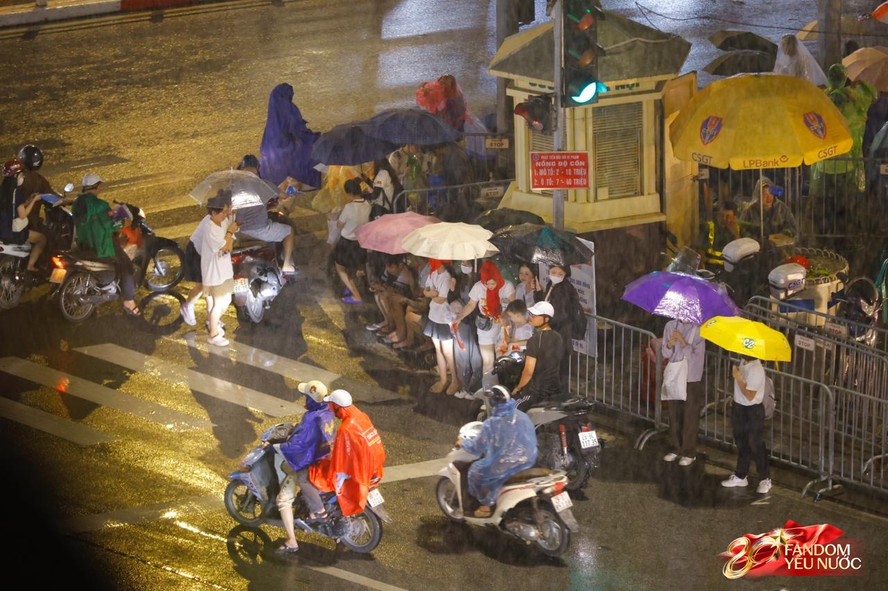 Bắt đầu cấm đường phục vụ tổng duyệt A80, nhiều người đã gửi xe đi bộ tìm chỗ "cắm trại" xuyên đêm- Ảnh 21. Bắt đầu cấm đường phục vụ tổng duyệt A80, nhiều người đã gửi xe đi bộ tìm chỗ "cắm trại" xuyên đêm- Ảnh 21.