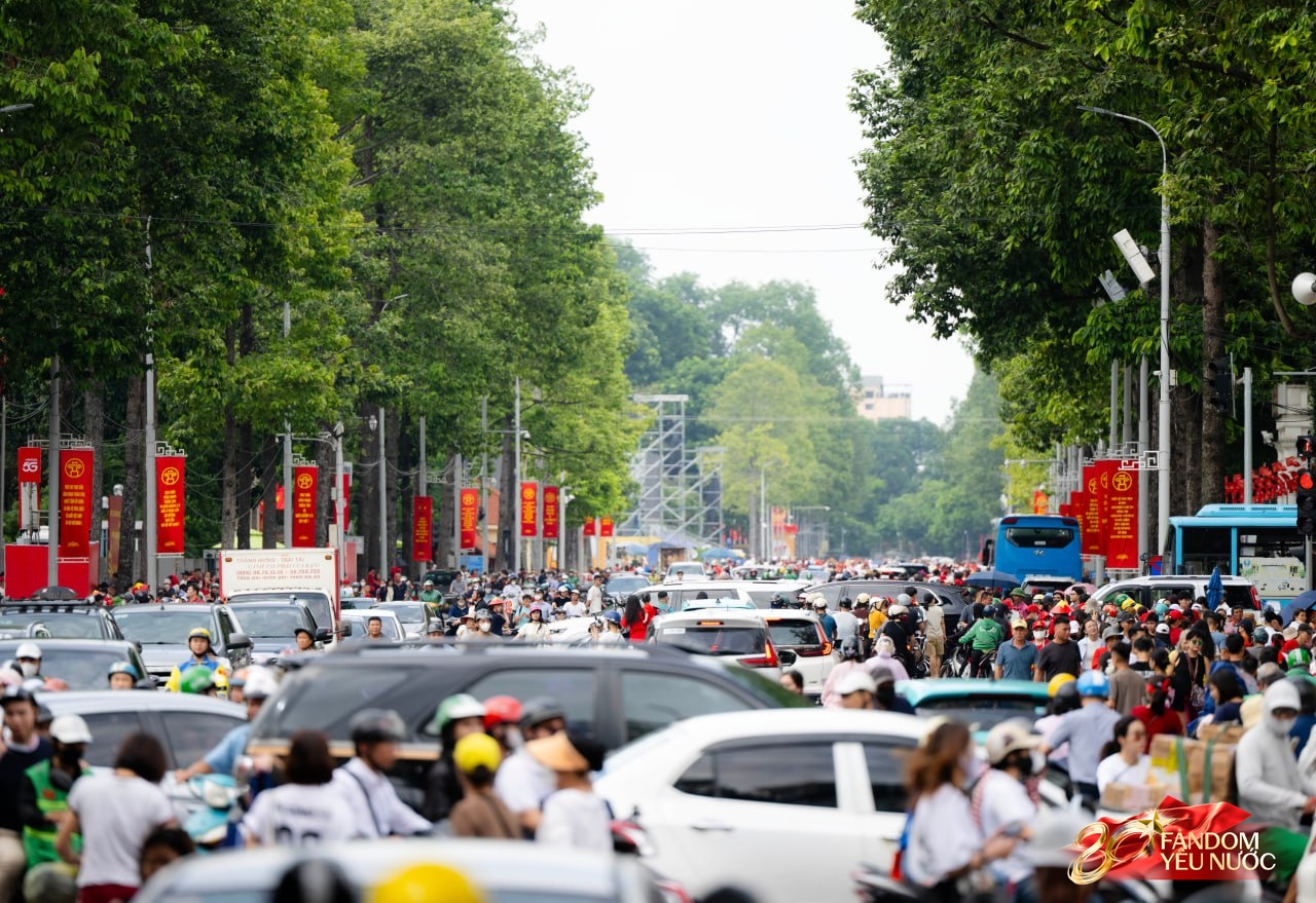 Bắt đầu cấm đường phục vụ tổng duyệt A80, nhiều người đã gửi xe đi bộ tìm chỗ "cắm trại" xuyên đêm- Ảnh 43. Bắt đầu cấm đường phục vụ tổng duyệt A80, nhiều người đã gửi xe đi bộ tìm chỗ "cắm trại" xuyên đêm- Ảnh 43.