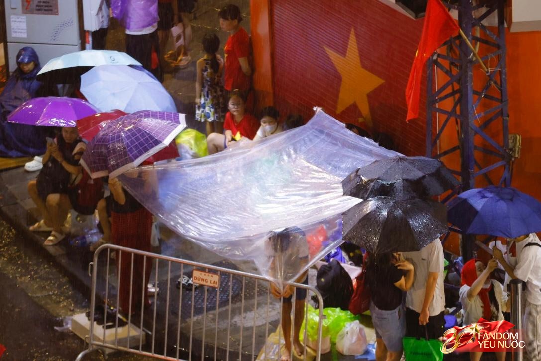 Bắt đầu cấm đường phục vụ tổng duyệt A80, nhiều người đã gửi xe đi bộ tìm chỗ "cắm trại" xuyên đêm- Ảnh 22. Bắt đầu cấm đường phục vụ tổng duyệt A80, nhiều người đã gửi xe đi bộ tìm chỗ "cắm trại" xuyên đêm- Ảnh 22.