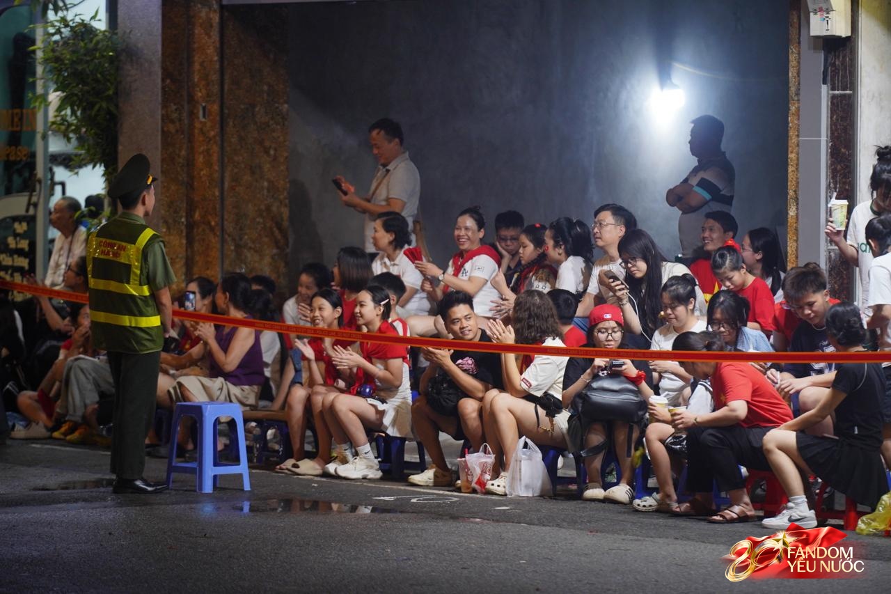 Chưa từng có: Phố phường Hà Nội hóa sân khấu, biển người hát vang xuyên đêm chờ tổng duyệt A80- Ảnh 10.