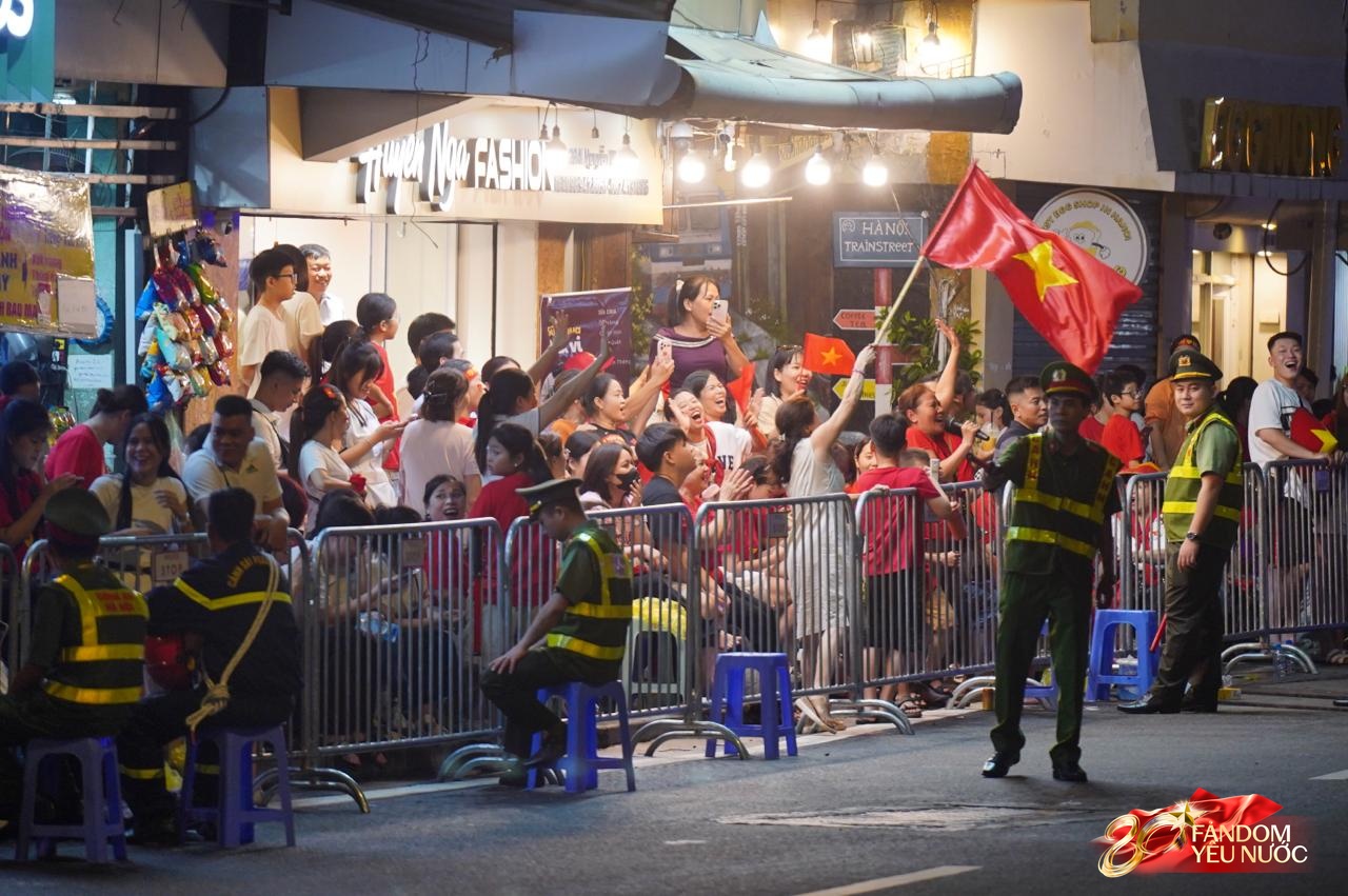 Chưa từng có: Phố phường Hà Nội hóa sân khấu, biển người hát vang xuyên đêm chờ tổng duyệt A80- Ảnh 9.