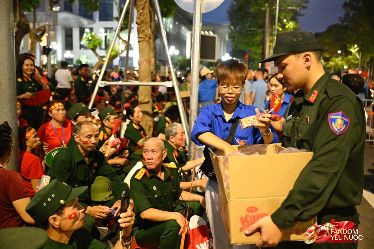 Bắt đầu cấm đường phục vụ tổng duyệt A80, nhiều người đã gửi xe đi bộ tìm chỗ "cắm trại" xuyên đêm- Ảnh 35. Bắt đầu cấm đường phục vụ tổng duyệt A80, nhiều người đã gửi xe đi bộ tìm chỗ "cắm trại" xuyên đêm- Ảnh 35.