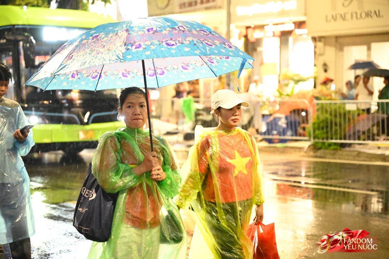 Bắt đầu cấm đường phục vụ tổng duyệt A80, nhiều người đã gửi xe đi bộ tìm chỗ "cắm trại" xuyên đêm- Ảnh 17. Bắt đầu cấm đường phục vụ tổng duyệt A80, nhiều người đã gửi xe đi bộ tìm chỗ "cắm trại" xuyên đêm- Ảnh 17.