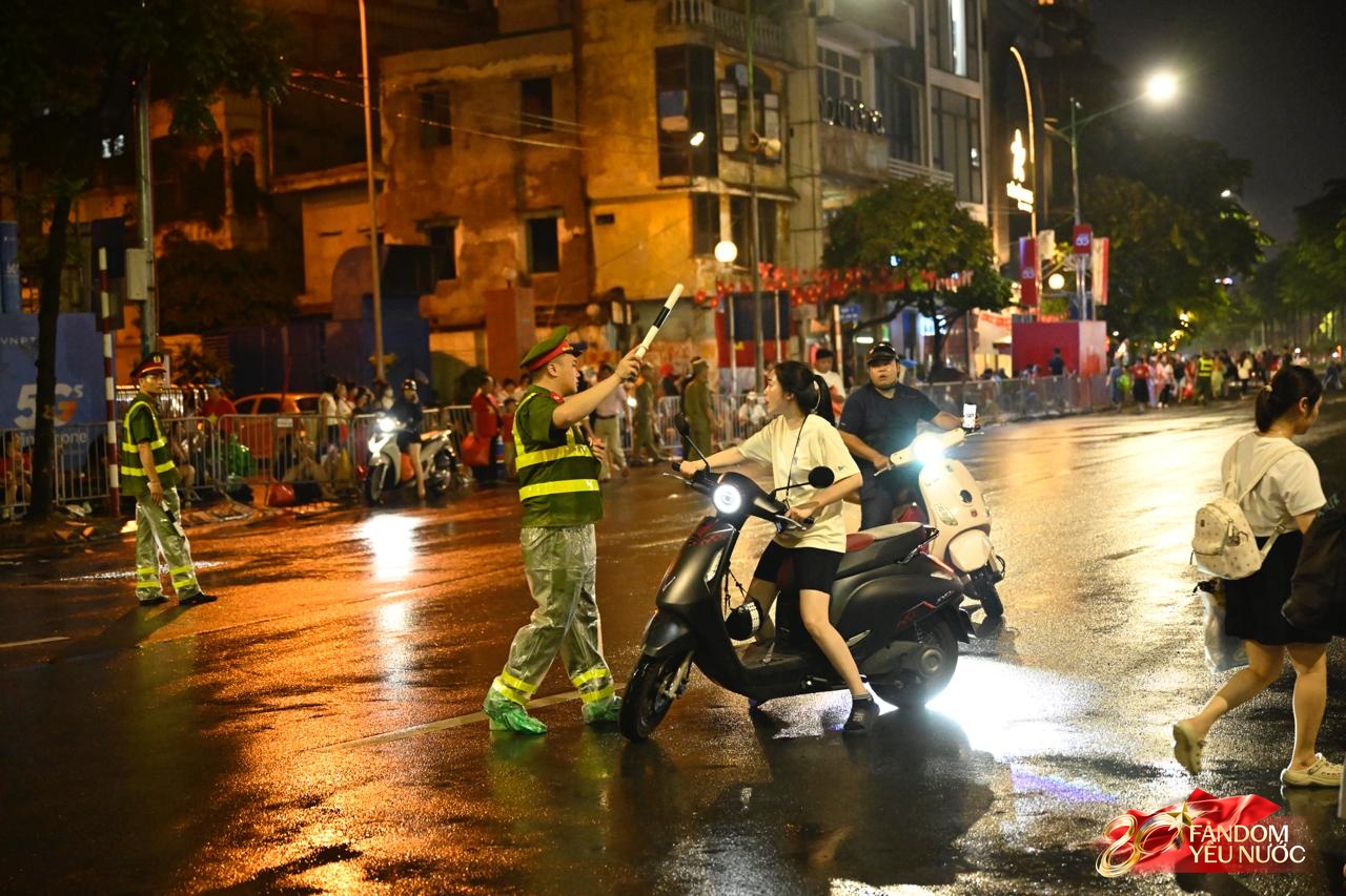 Bắt đầu cấm đường phục vụ tổng duyệt A80, nhiều người đã gửi xe đi bộ tìm chỗ "cắm trại" xuyên đêm- Ảnh 11. Bắt đầu cấm đường phục vụ tổng duyệt A80, nhiều người đã gửi xe đi bộ tìm chỗ "cắm trại" xuyên đêm- Ảnh 11.