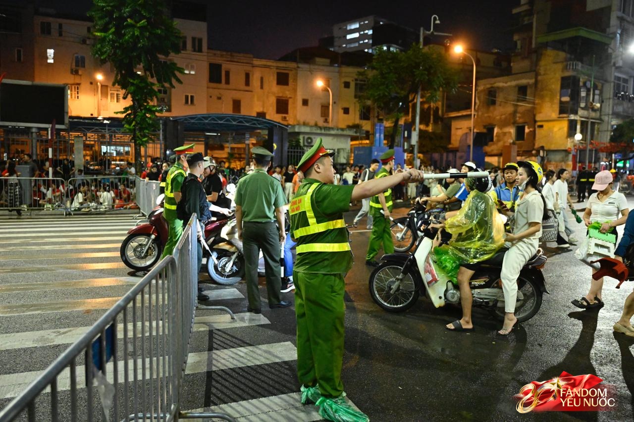 Bắt đầu cấm đường phục vụ tổng duyệt A80, nhiều người đã gửi xe đi bộ tìm chỗ "cắm trại" xuyên đêm- Ảnh 1. Bắt đầu cấm đường phục vụ tổng duyệt A80, nhiều người đã gửi xe đi bộ tìm chỗ "cắm trại" xuyên đêm- Ảnh 1.