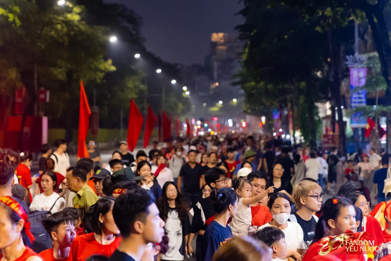 Chưa từng có: Phố phường Hà Nội hóa sân khấu, biển người hát vang xuyên đêm chờ tổng duyệt A80- Ảnh 1.