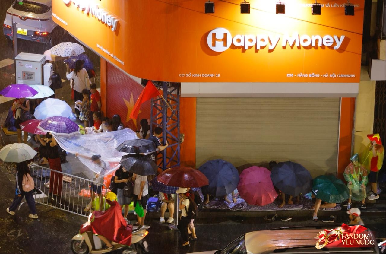 Bắt đầu cấm đường phục vụ tổng duyệt A80, nhiều người đã gửi xe đi bộ tìm chỗ "cắm trại" xuyên đêm- Ảnh 24. Bắt đầu cấm đường phục vụ tổng duyệt A80, nhiều người đã gửi xe đi bộ tìm chỗ "cắm trại" xuyên đêm- Ảnh 24.