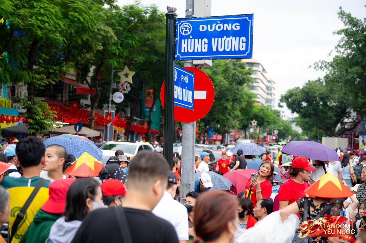 Bắt đầu cấm đường phục vụ tổng duyệt A80, nhiều người đã gửi xe đi bộ tìm chỗ "cắm trại" xuyên đêm- Ảnh 46. Bắt đầu cấm đường phục vụ tổng duyệt A80, nhiều người đã gửi xe đi bộ tìm chỗ "cắm trại" xuyên đêm- Ảnh 46.