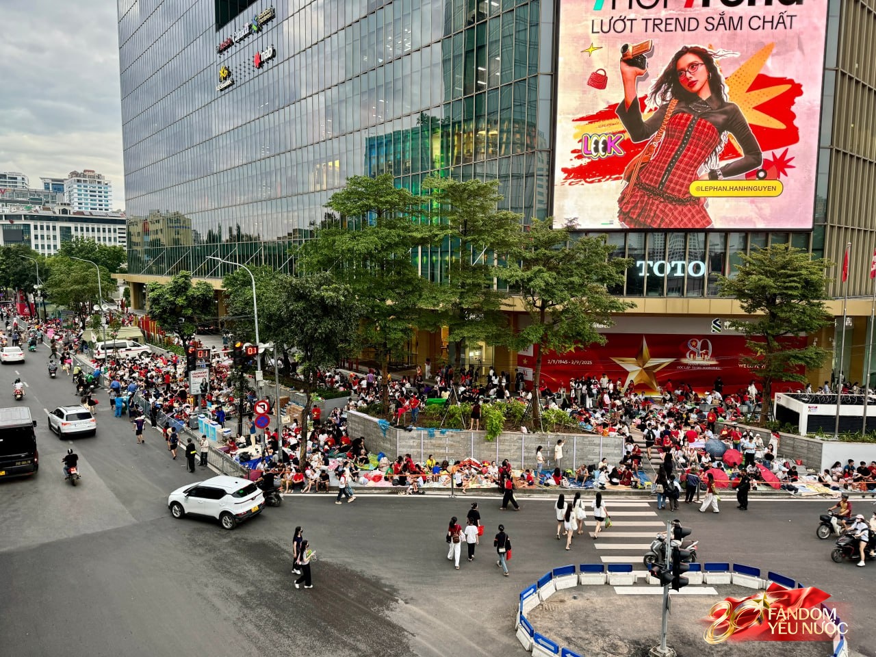 Bắt đầu cấm đường phục vụ tổng duyệt A80, nhiều người đã gửi xe đi bộ tìm chỗ "cắm trại" xuyên đêm- Ảnh 40. Bắt đầu cấm đường phục vụ tổng duyệt A80, nhiều người đã gửi xe đi bộ tìm chỗ "cắm trại" xuyên đêm- Ảnh 40.