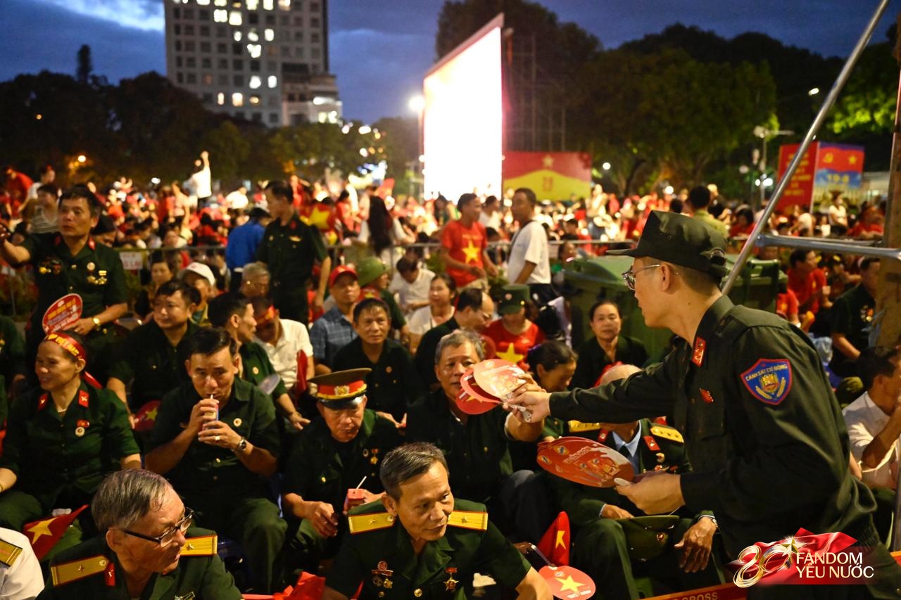 Bắt đầu cấm đường phục vụ tổng duyệt A80, nhiều người đã gửi xe đi bộ tìm chỗ "cắm trại" xuyên đêm- Ảnh 33. Bắt đầu cấm đường phục vụ tổng duyệt A80, nhiều người đã gửi xe đi bộ tìm chỗ "cắm trại" xuyên đêm- Ảnh 33.