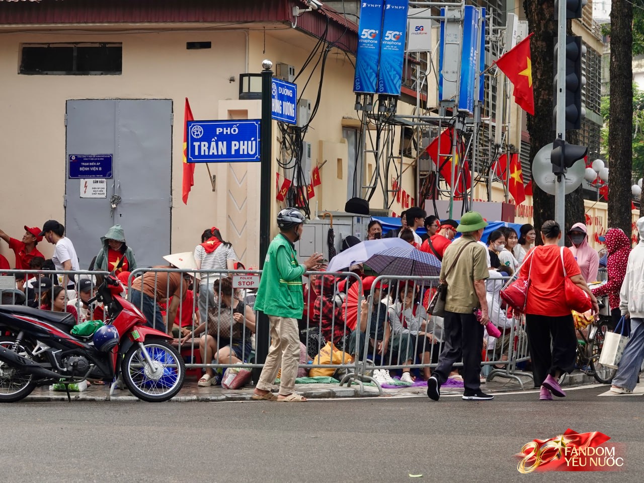 Bắt đầu cấm đường phục vụ tổng duyệt A80, nhiều người đã gửi xe đi bộ tìm chỗ "cắm trại" xuyên đêm- Ảnh 65. Bắt đầu cấm đường phục vụ tổng duyệt A80, nhiều người đã gửi xe đi bộ tìm chỗ "cắm trại" xuyên đêm- Ảnh 65.