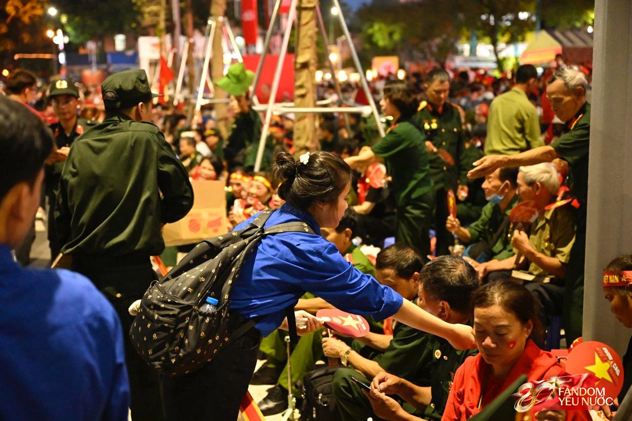 Bắt đầu cấm đường phục vụ tổng duyệt A80, nhiều người đã gửi xe đi bộ tìm chỗ "cắm trại" xuyên đêm- Ảnh 38. Bắt đầu cấm đường phục vụ tổng duyệt A80, nhiều người đã gửi xe đi bộ tìm chỗ "cắm trại" xuyên đêm- Ảnh 38.