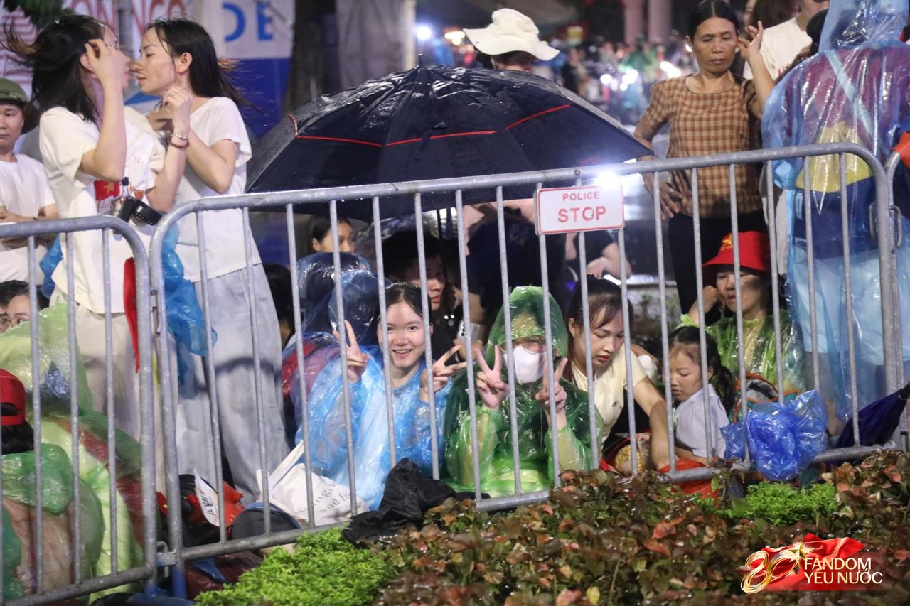 Bắt đầu cấm đường phục vụ tổng duyệt A80, nhiều người đã gửi xe đi bộ tìm chỗ "cắm trại" xuyên đêm- Ảnh 7. Bắt đầu cấm đường phục vụ tổng duyệt A80, nhiều người đã gửi xe đi bộ tìm chỗ "cắm trại" xuyên đêm- Ảnh 7.