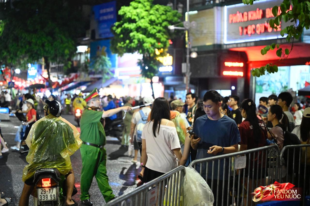 Bắt đầu cấm đường phục vụ tổng duyệt A80, nhiều người đã gửi xe đi bộ tìm chỗ "cắm trại" xuyên đêm- Ảnh 2. Bắt đầu cấm đường phục vụ tổng duyệt A80, nhiều người đã gửi xe đi bộ tìm chỗ "cắm trại" xuyên đêm- Ảnh 2.