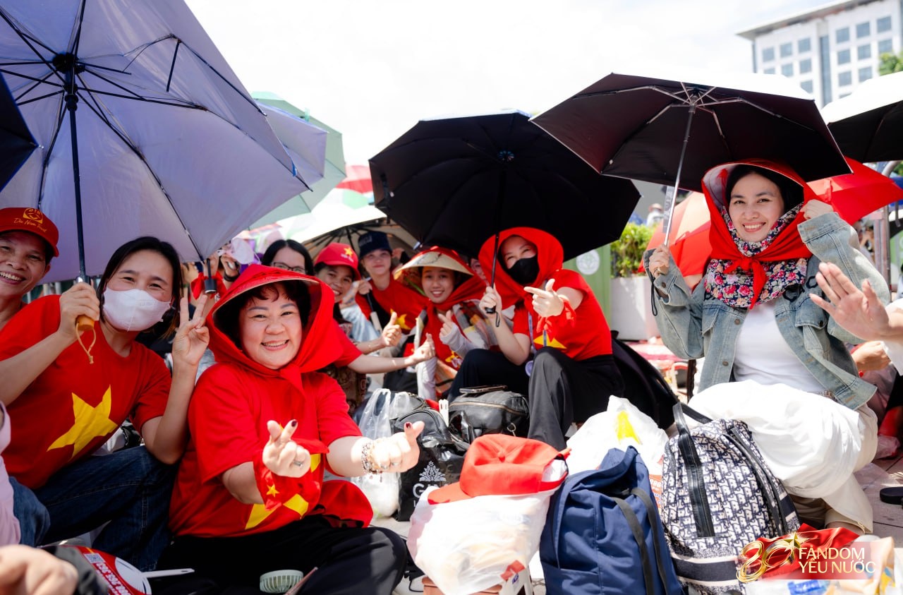 Muôn kiểu chống nắng của người dân khi xếp hàng nhận chỗ hàng chục tiếng trước giờ tổng duyệt A80- Ảnh 19. Muôn kiểu chống nắng của người dân khi xếp hàng nhận chỗ hàng chục tiếng trước giờ tổng duyệt A80- Ảnh 19.